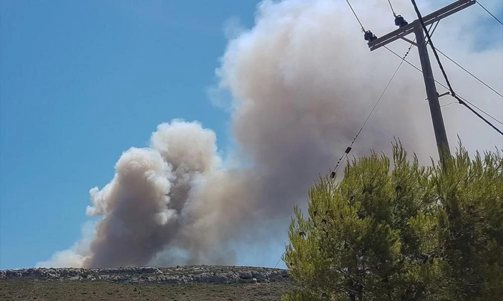 Λαύριο: Χωρίς ενεργό μέτωπο αλλά με πολλές διάσπαρτες εστίες η φωτιά